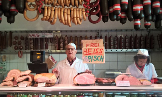 Der Wursthimmel in der Fleischerei Ringl Der Wursthimmel in der Fleischerei Ringl